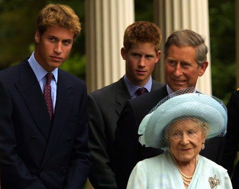 Принц Уилям, принц Хари и принц Чарлз с кралицата майка по време на празненства през 2001 г.