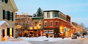 улица със сгради и сняг в Уудсток Върмонт