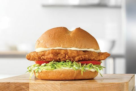класически хрупкав пилешки сандвич на arby’s