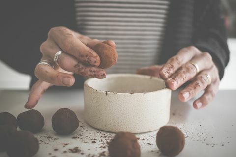 жена прави домашно приготвени шоколадови трюфели