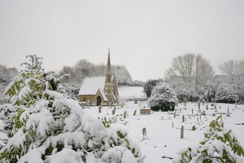 снежна зима селска църква