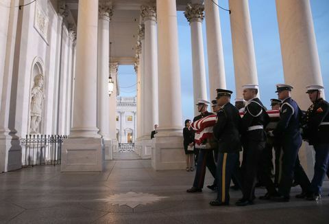 Лидерите на Конгреса домакин на церемония за пристигане в Капитолия за покойния президент Джордж Х.В. храст