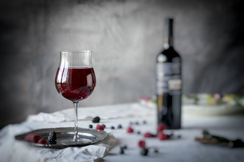 Червено вино и горски плодове на масата
