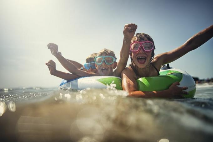 деца, наслаждаващи се на ваканция на плажа и морето