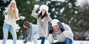 зимни фестивали с група приятели, играещи в снега