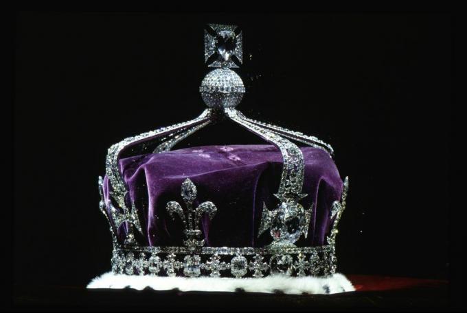 Ето какво се случва с всички корони, тиари и безценни бижута на кралицата