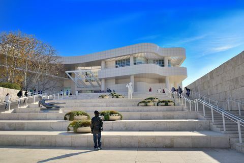 Лос Анджелес, Гети център е културен кампус и изследователска сграда е проектирана от архитект Ричард Мейер на хълм в Брентвуд, има част от музеят "j paul getty", центърът се състои от шест сгради на площ от 88 200 кв.м, музеят включва скулптурни изложби и класическо изкуство, европейски картини, рисунки, ръкописи, декоративни изкуства и фотографии, за да уважат гети намеренията лос ангели, Калифорния, обединени състояния