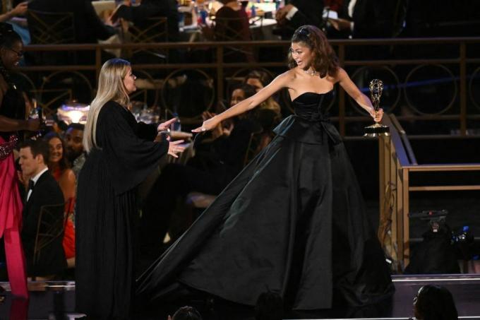 Вижте роклята на Kelly Clarkson с ниско изрязване на Emmys, за която всички говорят