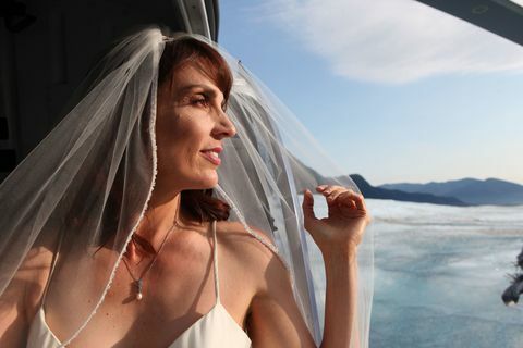 Кажете „Да“ на роклята: Аляска сватба