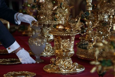 Трапезната маса е поставена със сребърно позлатени парчета от Grand Service
