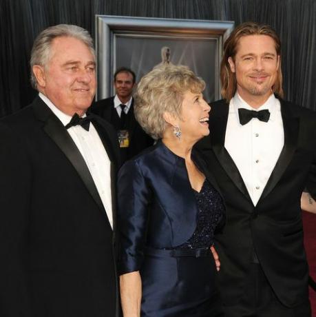 брад Пит с родители Уилям Пит и Джейн Пит по време на Оскарите през 2012 г.