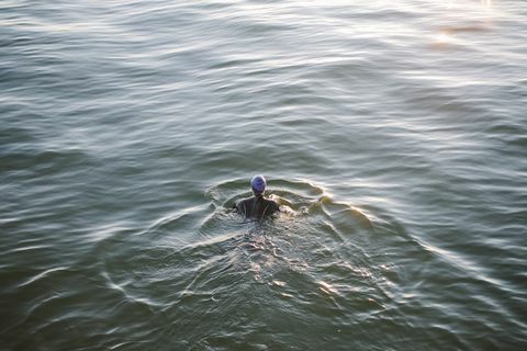 Женски открит плувец в морето