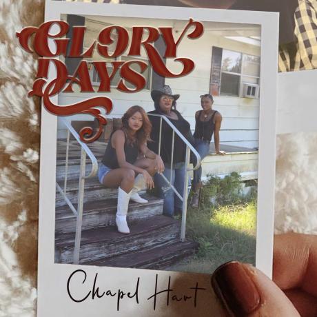 chapel hart glory days обложка на албум, членове на групата седят на предната веранда