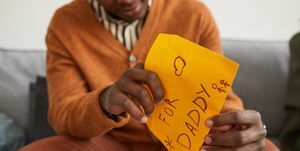 отблизо на афроамерикански мъж начално писмо за татко като ръчно изработен подарък за деня на бащата, пространство за копиране