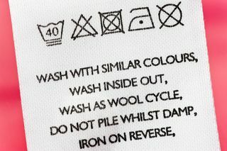 Remove-червило-дрехи-етикет