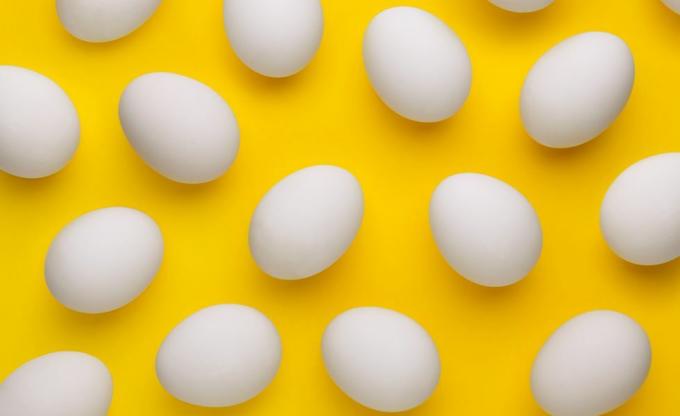 Пълен кадър на яйца на жълт фон