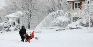 Монро, Ню Йорк, 14 март, гледка към обилен снеговалеж, докато жител се опитва да премахне снега от входовете на къщата в Монро, Ню Йорк, 14 март, 2023 жители се опитват да премахнат снега от входовете на къщите и от горната част на колите си снимка от lokman vural elibolanadolu agency чрез getty изображения