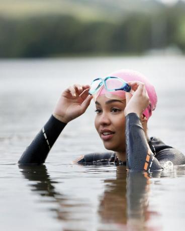 жена в Корнуол, Великобритания плуване в езеро