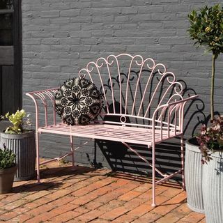 Красива розова метална градинска пейка