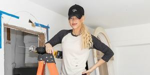 Гали Аликс от дома на hgtv в миг стои на стълба, облечена с боя, опръскана тениска, дънки, топка