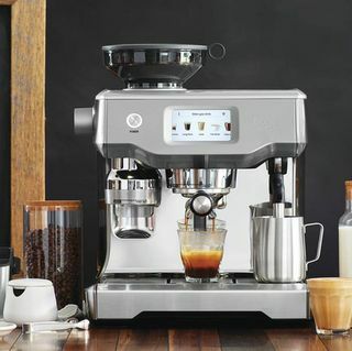 Кафе машина на зърна до чаша