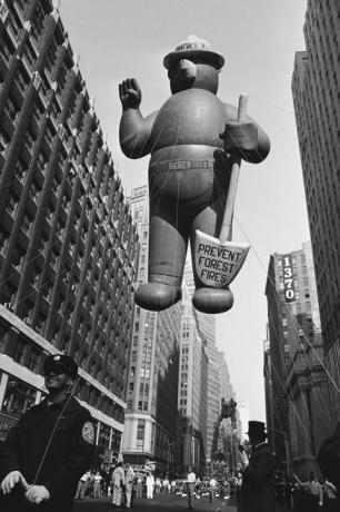 балон с димна мечка на парада на Деня на благодарността на Macy's през 1966 г