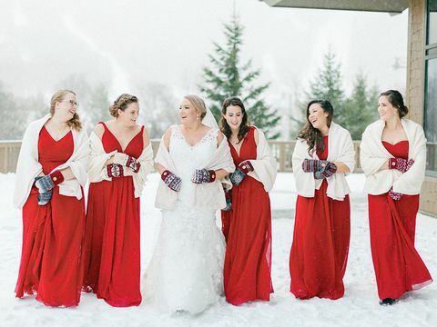 идеи за коледна сватба червени шаферски рокли