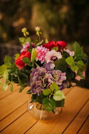цветя във ваза на масата