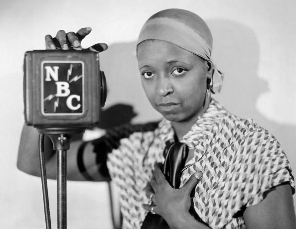 оригинален надпис Етел Уотърс като радио артист през 1920 г. тя стои до микрофона на nbc снимка без дата