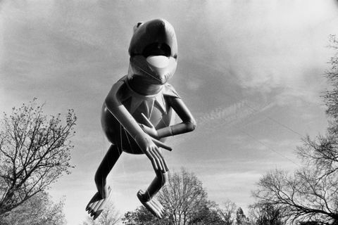 Балонът жаба Кермит на парада на Деня на благодарността на Мейси през 1990 г
