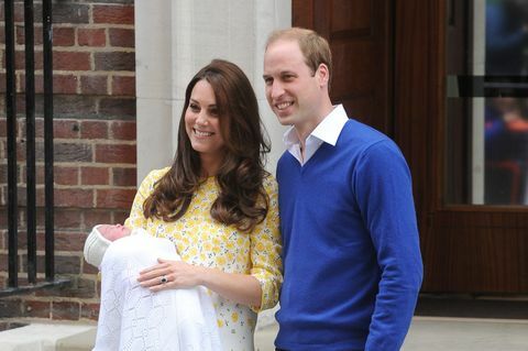 Херцог и херцогиня на Кеймбридж напускат болницата с новото си родено момиченце