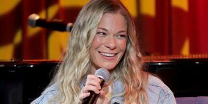 leann rimes говори на сцената на вечер с leann rimes в музея на Грами на 31 май 2022 г. в лос анджелис, калифорния снимка от rebecca sappgetty изображения за звукозаписната академия