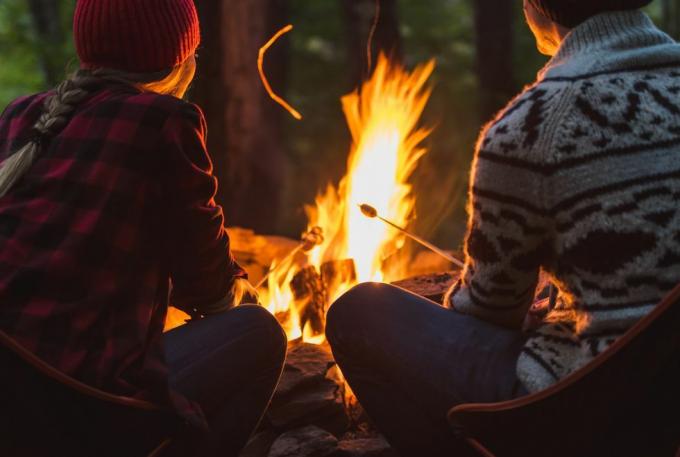 идеи за романтична среща лагерен огън